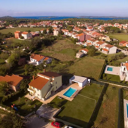 Beautiful Rampic With Private Pool Near The In Fazana