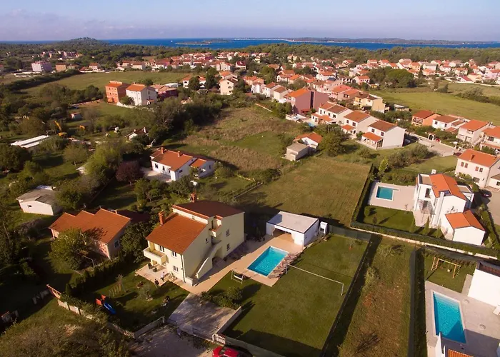 Beautiful Rampic With Private Pool Near The In Fažana